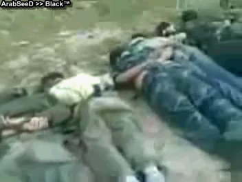  القذافي يعدم الجنود الليبين _رميآ بالرصاص_ الذين رفضوا إطلاق النار على المتظاهرين : فيديو بحجم 5 ميجا  Snapsh15