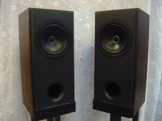 Kef 102/2 reference series bookshelf speaker (used) SOLD P1050029