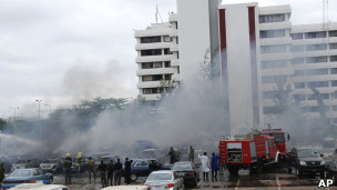 نيجيريا: 30 قتيل "تفجير مقر الشرطة الرئيسي" في أبوجا 16-06-2011  11061610