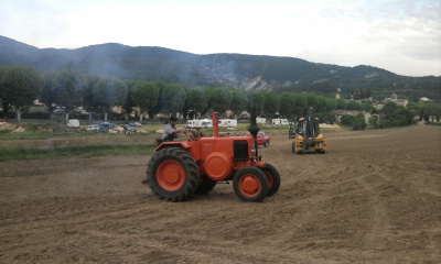 fête des tracteurs à Malaucène le 7 et 8 mai 2011 - Page 2 Photo094