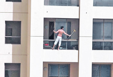 Aksi berani cuci tingkap di tingkat 34! Du_05_10