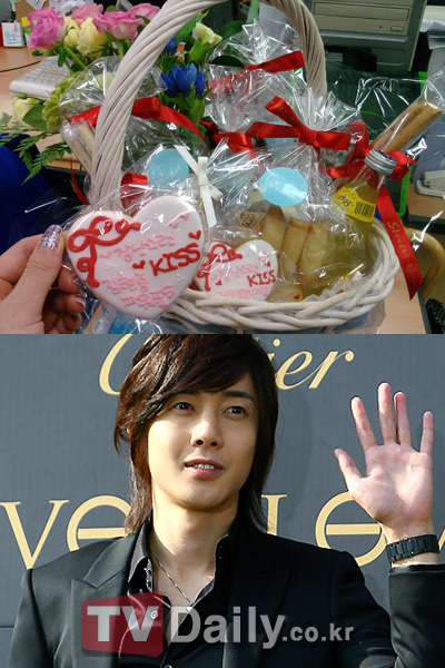 Kim Hyun Joong openly acknowledge received of 'Cookie Basket' from fans 2ihth010