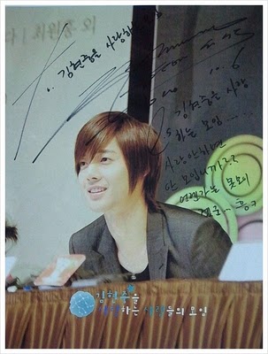 Kim Hyun Joong give his signature to the one who love him 412