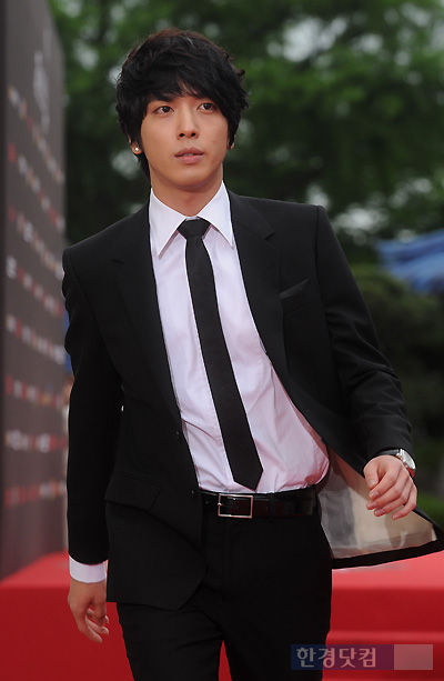 Everything about JUNG YONGHWA (정용화) - Page 2 30682812