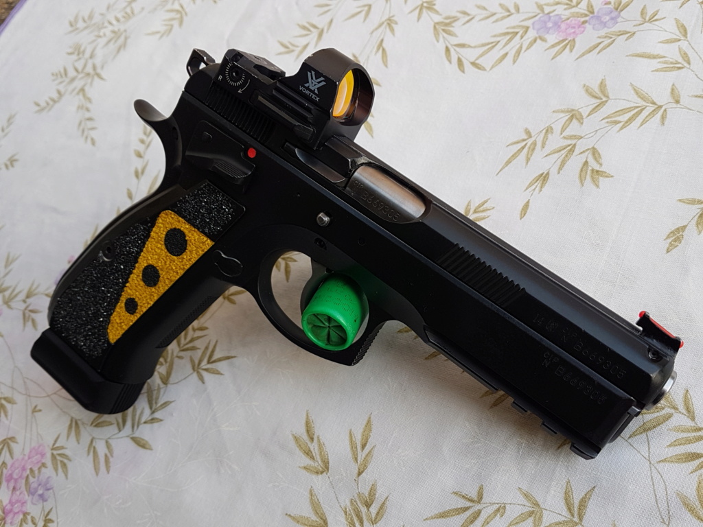 Pistolet avec viseur point rouge 20190511