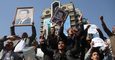 اشتباكات بين مؤيدى ومعارضى مبارك أمام ماسبيرو S2201112