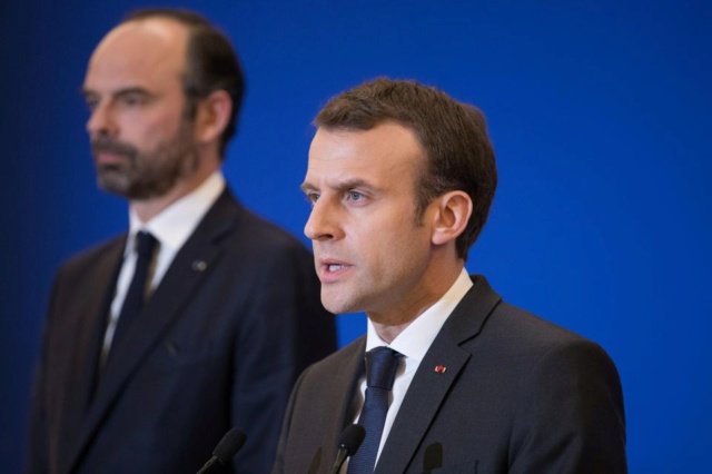 #TMCweb3 : Popularité : #Macron et #Philippe dégringolent de cinq points 11354610