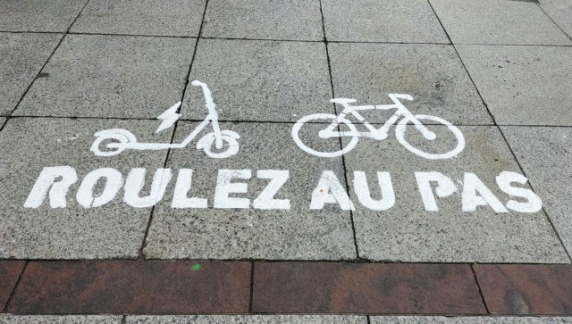 Dans le centre-ville d'#Amiens : "roulez au pas" en #vélo et #trottinette 1200x653