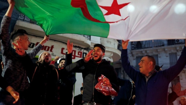 #TMCweb3 : Après l'annonce d'#AbdelazizBouteflika, les rues d'#Alger en liesse 20190310