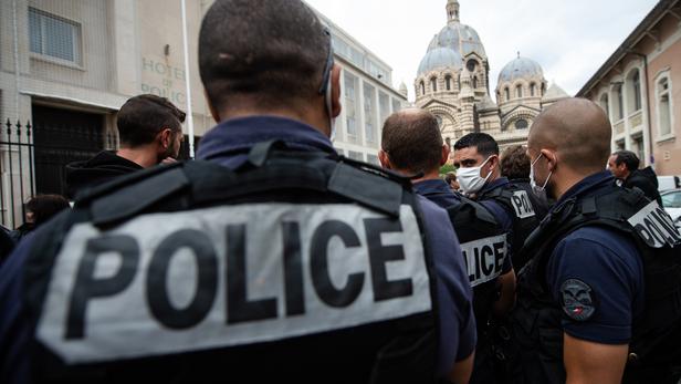 Emmanuel #Macron débloque 10 millions d'euros pour une «#indemnité spécifique» destinée aux #policiers de nuit 2524b211