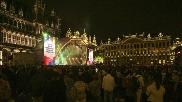 Foule à la Grand-Place de #Bruxelles pour assister aux #concerts de la #FêteDeLaFWB 38a72310