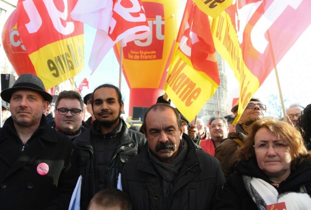 #TMCweb3 : #CGT et "#GiletsJaunes " manifestent main dans la main contre #Macron 57cbe410