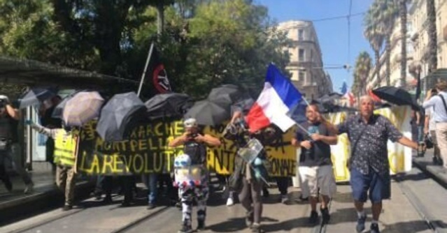 À #Montpellier, des #GiletsJaunes adoptent la méthode des #manifestants de #HongKong 5d73c310
