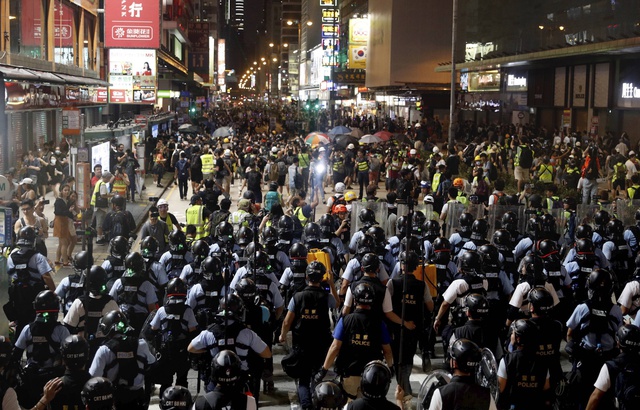 #HongKong : La #police charge après une nouvelle #manifestation monstre 640x4313