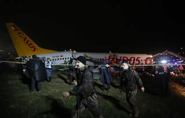 #VIDEO. #Turquie : Un #avion se brise en trois après son atterrissage, trois morts et 179 personnes blessées 640x4468