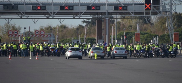 #TMCweb3 : #GiletsJaunes " : les sociétés d'#autoroutes cherchent à faire payer les automobilistes ayant profité des opérations "#péages gratuits" 661_ma10