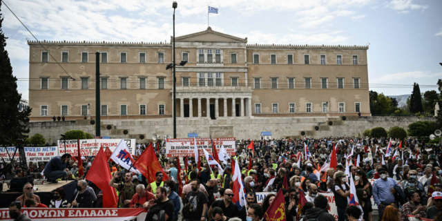 Face à l’#inflation et à la colère sociale, le #gouvernement #grec augmente le #salaire minimum 73010810