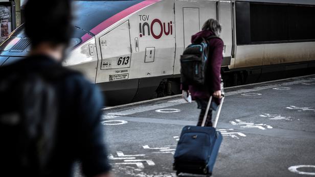 Immédiatement après l'#allocution d'#EmmanuelMacron, les #trains de la SNCF pris d'assaut 755ca310