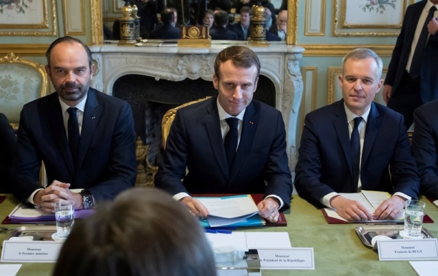 #TMCweb3 : "#GiletsJaunes " : la délégation reçue à #Matignon attend désormais #Macron 77957210