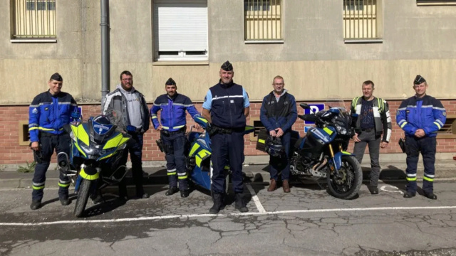 Les #gendarmes motorisés de la #Somme proposent des #sessions gratuites aux #volontaires pour #piloter en #sécurité 870x4215