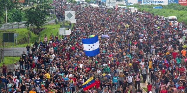 Une #caravane de plusieurs milliers de #migrants est partie du #Mexique vers les #EtatsUnis 8c35a610