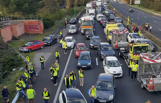 #TMCweb3 : « #GiletsJaunes » : Avec ses cahiers, un #Toulousain se lance dans la compil' des #revendications 960x6112