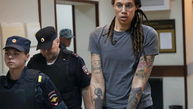 #Russie : la #basketteuse #BrittneyGriner condamnée à 9 ans de #prison, réactions vives aux #ÉtatsUnis Ap222111