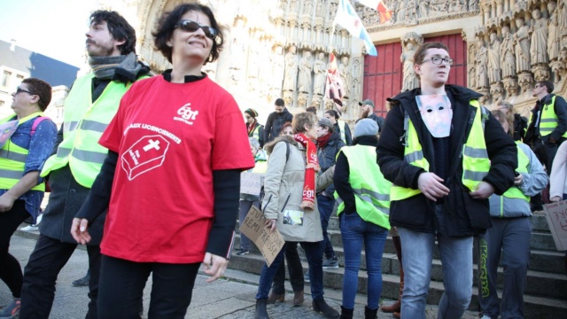 #TMCweb3 : La #manifestation #GiletsJaunes autour du centre-ville d’#Amiens est finie B9718613