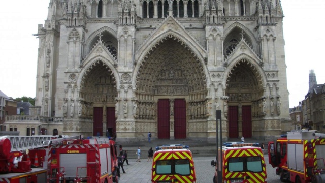 À la #cathédrale d’#Amiens, les #pompiers se préparent à faire face B9719211