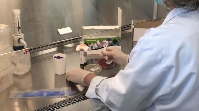 Un #laboratoire privé d’#Amiens se met aux tests et investit dans une machine recherchant le #coronavirus B9723021