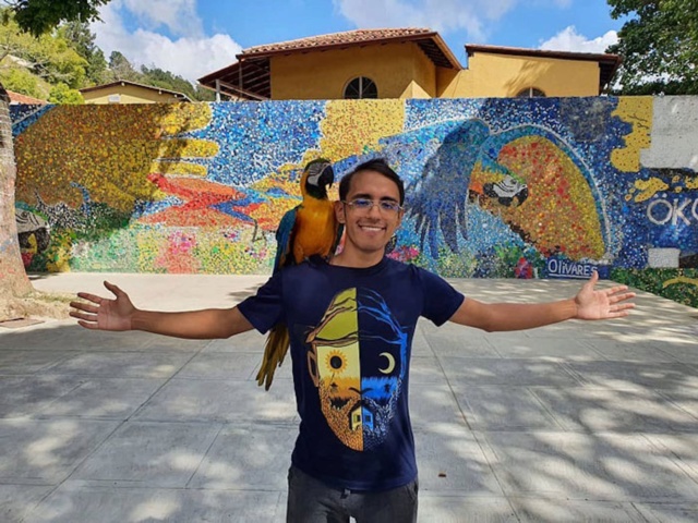 Il recycle 200 000 "bouchons de bouteilles pour créer une #fresque colorée de 45 mètres Boucho10