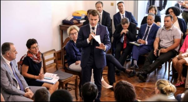 #Macron tranche sur le #voile dans l'#EspacePublic : "Ce n'est pas l'affaire de l'#Etat" Captu143