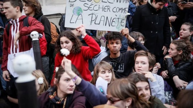 #TMCweb3 : #Grève pour le #climat à #Amiens : "Ça fait peur aux #politiques de voir des jeunes se mobiliser" Captur83