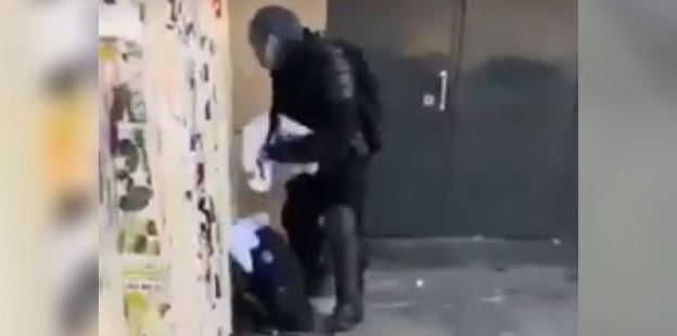 #TMCweb3 : L'#IGPN saisie après une vidéo où un #policier récupère des maillots du #PSG sur les #ChampsÉlysées Captur85