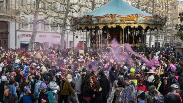 #Marseille : 6500 personnes fêtent le #carnaval, une "irresponsabilité totale" pour la préfète Carnav10