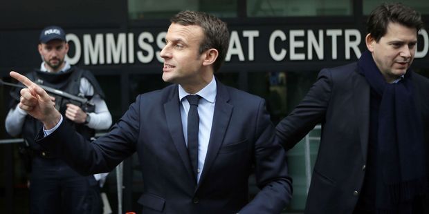 #TMCweb3 : Comment Emmanuel #Macron remanie l'#Élysée Commen10