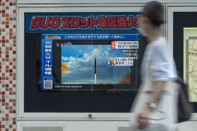 Des #Japonais contraints de se mettre à l’abri après le #tir d’un #missile par la #CoréeDuNord De9d0210