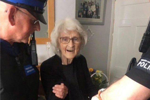 À 93 ans, une #mamie réalise son rêve d’être coffrée par la #police Image-11