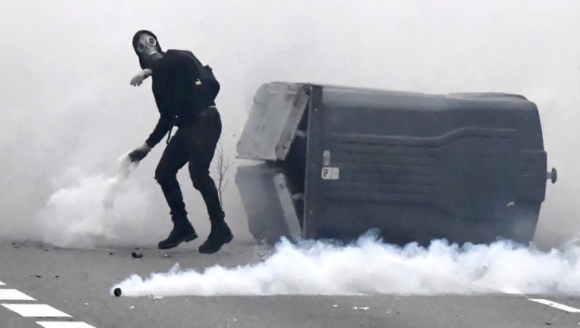 #TMCweb3 : Le «#cacatov », nouvelle arme des #GiletsJaunes contre les #ForcesDeLordre Image18