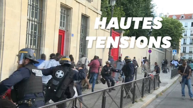 Des "#GiletsNoirs" #SansPapiers occupent le #Panthéon Maxres11