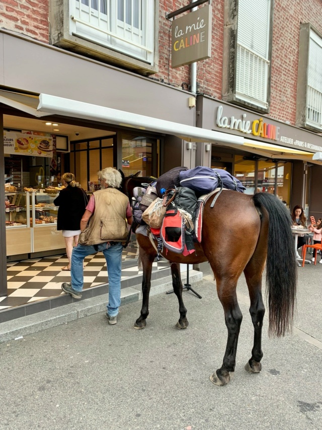 Un #client arrive avec son #cheval à la #MieCâline d'#Abbeville Mie-ca10