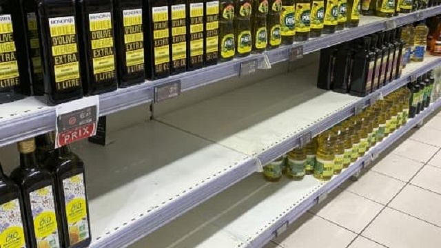 #Huile, #oeufs, #farine : pourquoi les rayons des #supermarchés se vident Penuri10