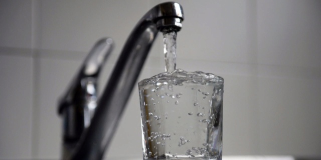 Pourquoi il faut préférer l'#eau du robinet à celle des bouteilles en #plastique Quatre10