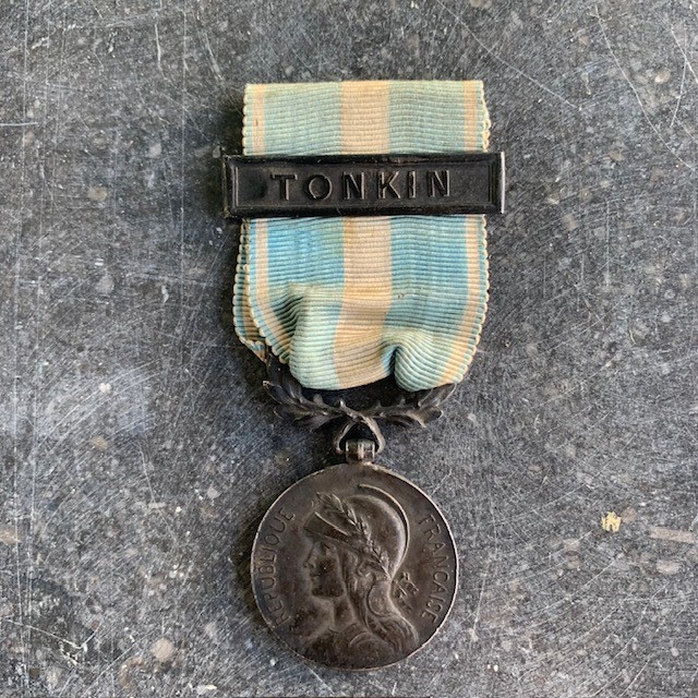 (P) Médaille coloniale en argent avec agrafe du «TONKIN» A CLOTURER Thumb494