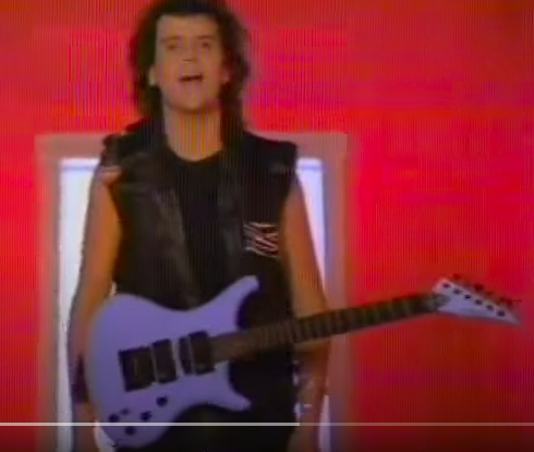 Is this a Westone Pantera X390? Level 42's Boon Gould in 1986... Screen10