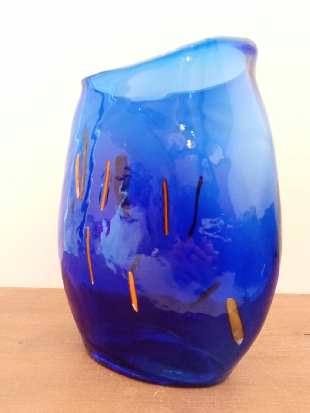 Vase en verre bleu avec inclusion Vase110