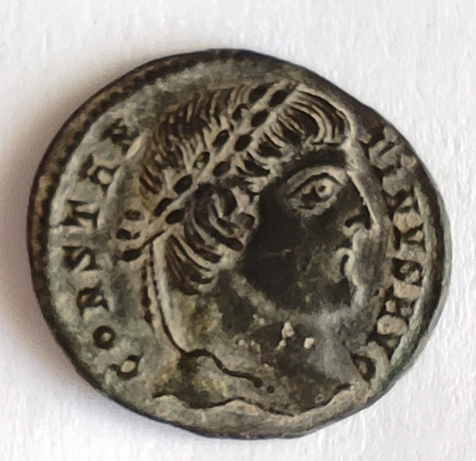 AE3 de Constantino I. PROVIDENTIAE AVGG. Puerta de campamento. Cyzicus Img_2046