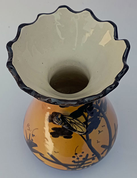 Vase jaune et noir, à la cigale signé Pugi Haut11