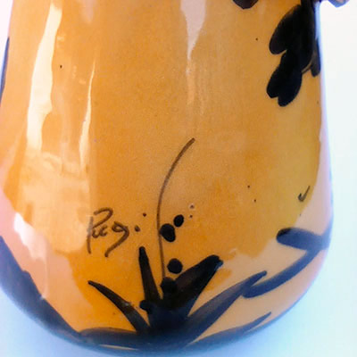 Vase jaune et noir, à la cigale signé Pugi Signat10