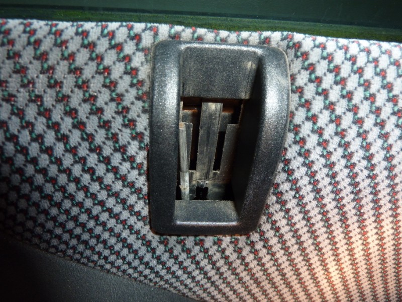 [TUTO] Réparer les boutons de verrouillage des portes... P1020218